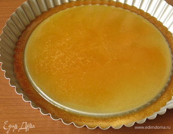 Вливаем карамель в смазанную маслом форму.