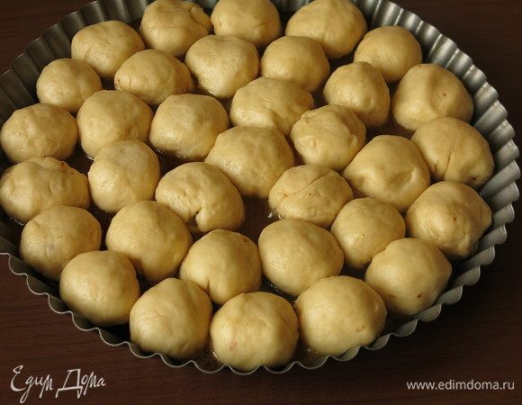 Выкладываем колобки с инжиром. 