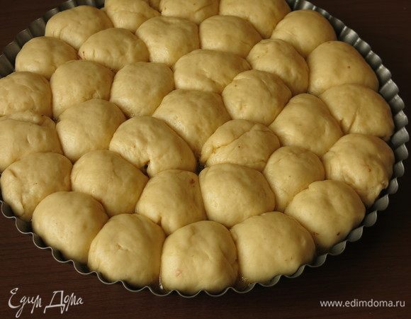 Даем пирогу выстояться минут 15-20. Нагреваем духовку до 200°С.