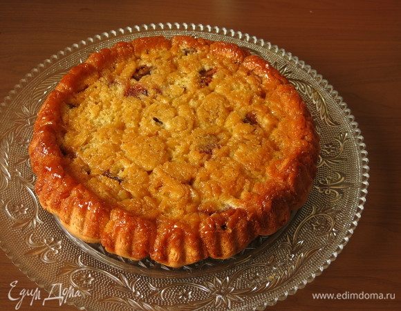 Вынимаем и тут же переворачиваем пирог, если его оставить — карамель остынет и схватится. Советую сразу же помыть форму.
А пирог получается золотистый от карамели, даже жалко прятать под крем такой узор.