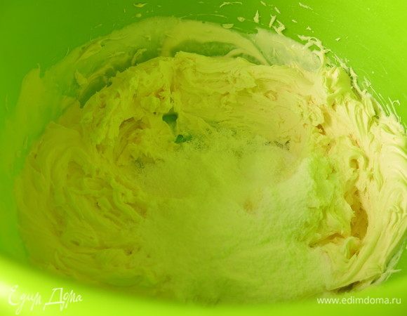 Измельчаем сахар в пудру или используем готовую, всыпаем по столовой ложке пудру в сливки и сбиваем, обороты средние.