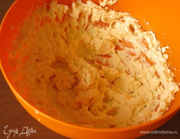 В маскарпоне вмешиваем сливки, смешиваем на самых низких оборотах или просто лопаткой.