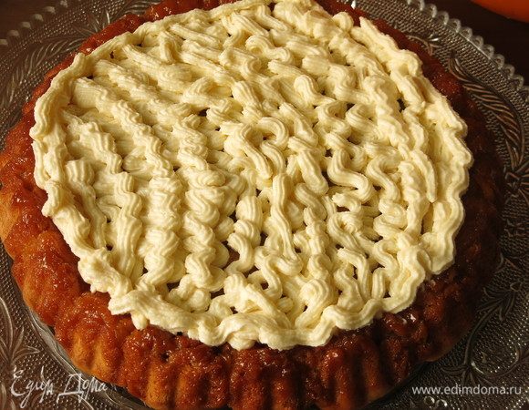 Если пирог остыл, украшаем его кремом. У меня форма под начинку, заполняем по бортик.
