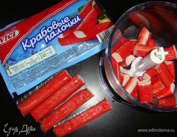 Крабовые палочки ТМ «Vici» измельчить в блендере.