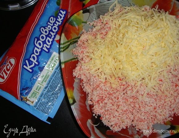 Сыр натереть на мелкой терке.