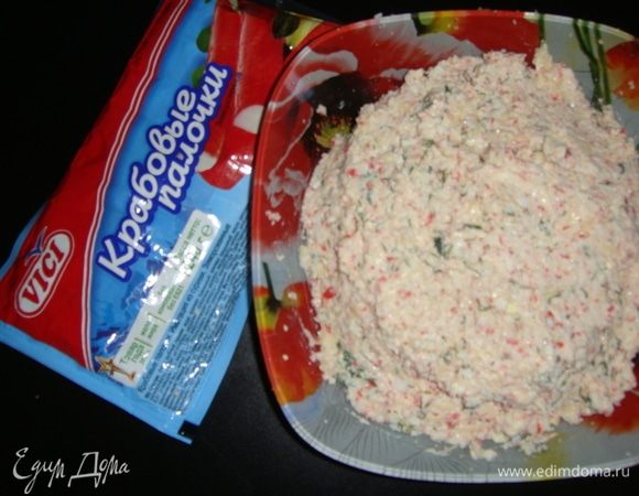 Чеснок пропустить через пресс, укроп мелко порубить, добавить майонез и перец . Все ингредиенты перемешать.