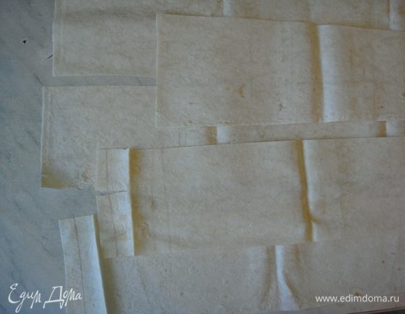 Лаваш нарезать поперек полосками, шириной 10 см.