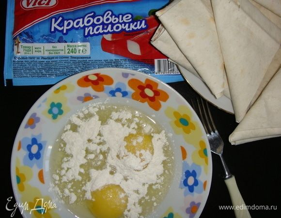 2 яйца взбить с солью и мукой.