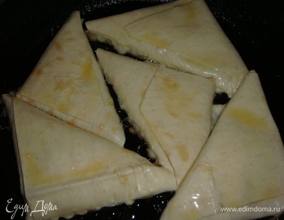 Нагреть сковороду с маслом. Окунаем лаваш в яйцо и обжариваем сначала с одной стороны.