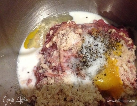 Добавить соль, перец, яйцо и молоко, перемешать. 