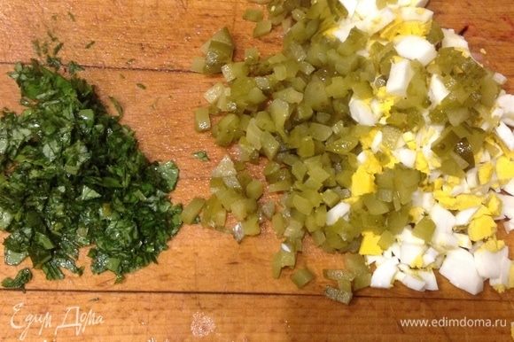 Мелко порезать яйца сваренные в крутую, соленые огурцы и базилик. Перемешать с фаршем.