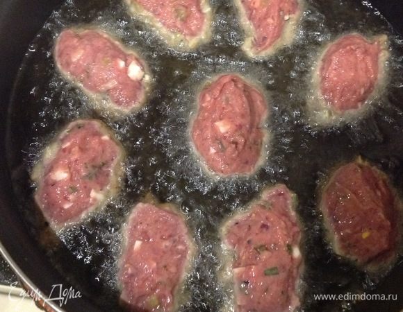 При помощи ложек, смоченных водой,  сформировать котлетки и обжарить с двух сторон. Выложить на противень и довести до готовности в духовки при 180°C на 20 мин. 