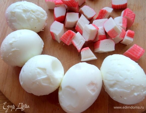 Яйца отварить вкрутую около 10 минут. Нужен твердый белок.