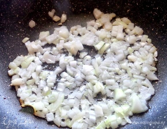 Разогреть сковороду с маслом.