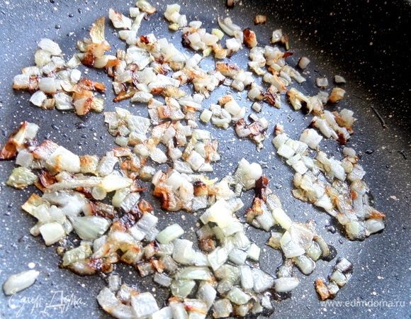 Обжарить до прозрачности лук.