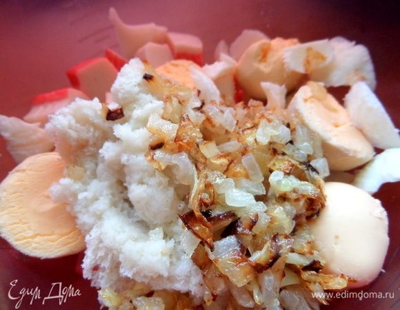 Пропитанный хлеб и лук со сковороды отправить в начинку.