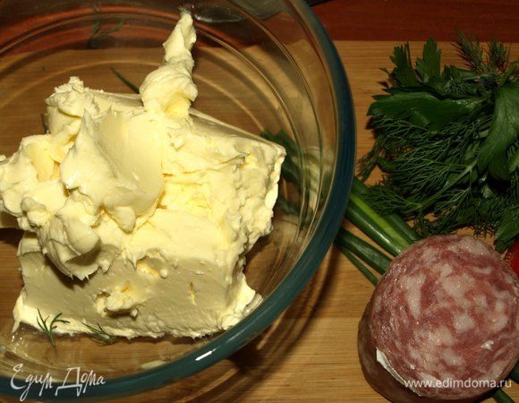 Сливочное масло должно быть комнатной температуры, мягкое. Петрушка, укроп берется только зелень, без стеблей. Острый перец очистить от семян. 
В блендере измельчить зелень, колбасу, острый перец с добавлением растительного масла.