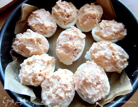 Распределить начинку на белок.