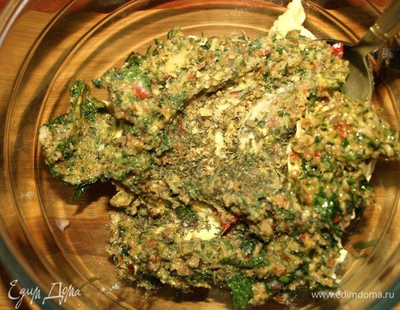 Измельченные продукты соединяем со сливочным маслом, добавляем тимьян, розмарин, соль и хорошо размешиваем.