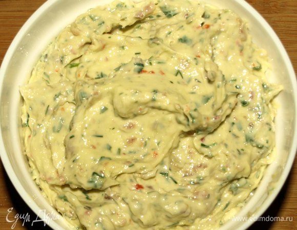 Готовую смесь выкладываем в формочку. Отправляем в холодильник на несколько часов. 