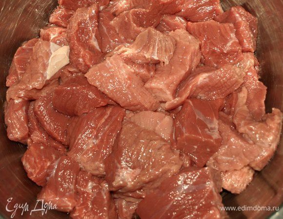 Говядину промыть, обсушить, нарезать некрупными кусками.