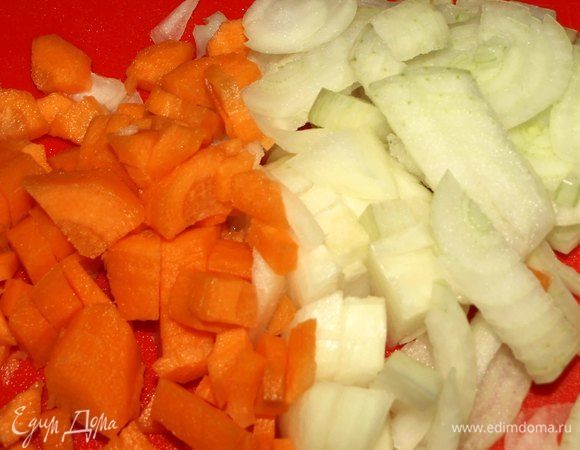 Морковь и лук нашинковать не крупно.