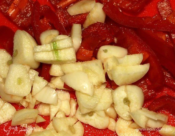 Чеснок, острый перец мелко порубить.