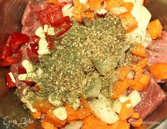 Добавляем тимьян, розмарин, сельдерей, орегано.
