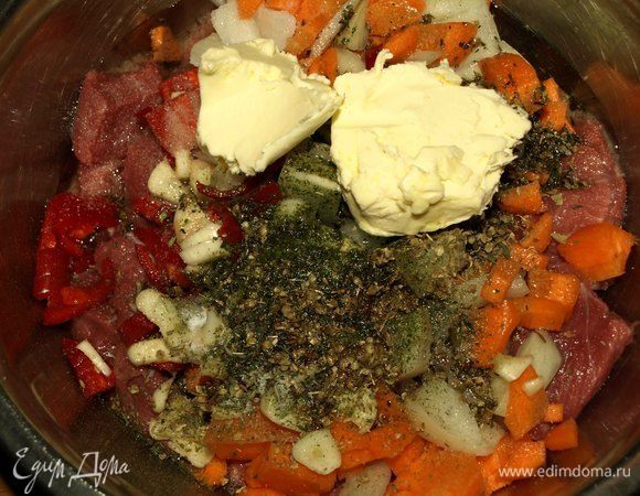 Добавляем соль, перец, растительное масло, сливочное масло, томатную пасту. Все хорошо перемешиваем и выкладываем в жаропрочную форму.