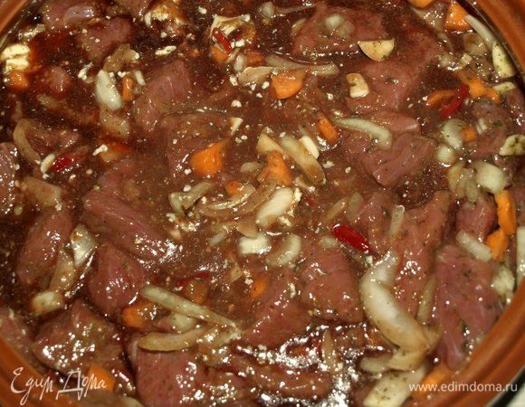 Добавляем красное сухое вино. Отправляем в духовку разогретую до 180°С на 2 часа. Через два часа отключаем духовку. Оставляем рагу в духовке, пока будет готовиться казаречче.