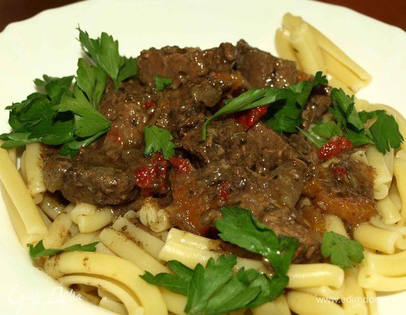 На пасту выкладываем рагу, посыпаем зеленью, тертым пармезаном.