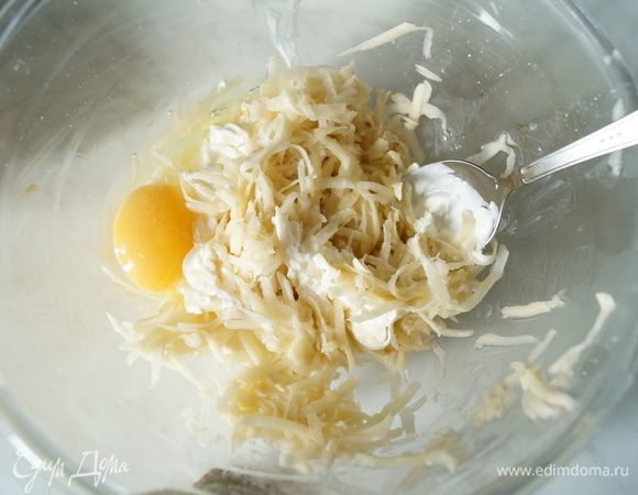 Сначала нужно приготовить картофельные рости. Для этого, картофель вымыть, очистить и натереть на крупную терку. Отжать лишний сок (если есть), добавить сметану, яйцо, посолить, поперчить и все перемешать, чтобы все ингредиенты соединились друг с другом.