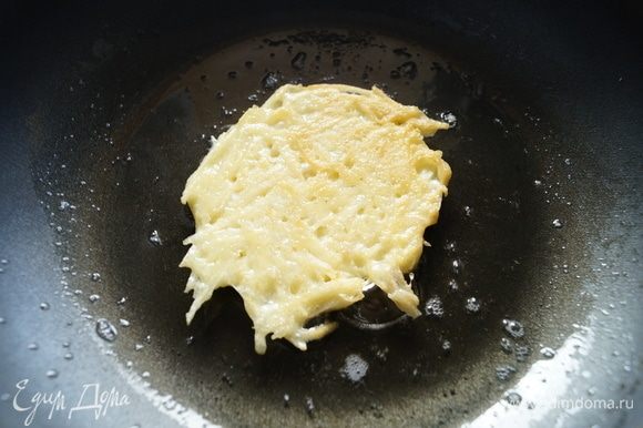 В сковороде разогреть масло и выпекать на нем картофельные «блинчики» с двух сторон до золотистого цвета. Готовые рости выложить на бумажную салфетку, чтобы они впитали жир.