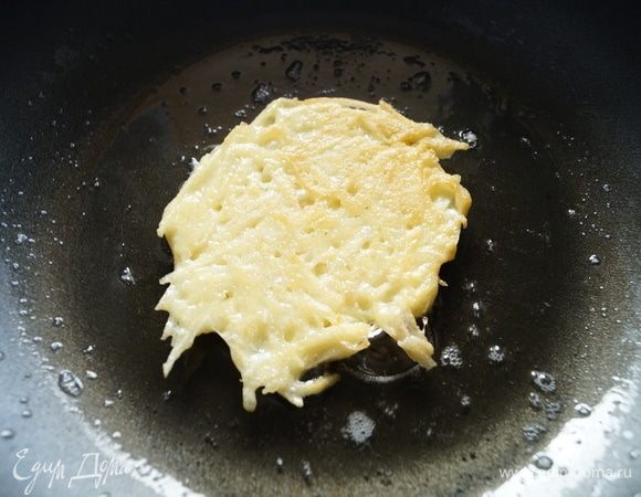 В сковороде разогреть масло и выпекать на нем картофельные «блинчики» с двух сторон до золотистого цвета. Готовые рости выложить на бумажную салфетку, чтобы они впитали жир.