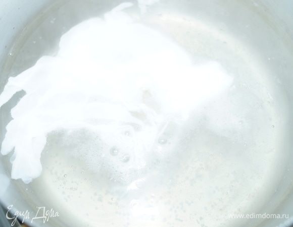 Приготовить яйцо пашот. Для этого в кастрюле довести воду до кипения, влить 1 ст. л. уксуса и при помощи ложки разболтать в воду. В итоге должна получиться воронка, в которую нужно поместить предварительно разбитое в чашку яйцо. Варить 2 минуты и аккуратно вынуть не повредив получившееся яйцо.