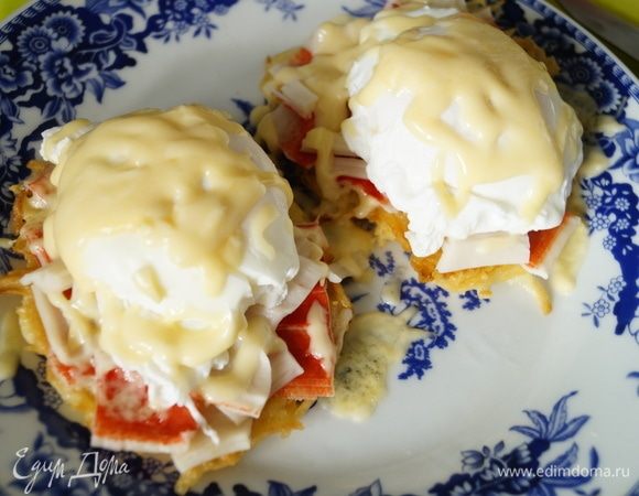 Сверху конструкцию посыпать сыром и поставить в микроволновку на пару минут.