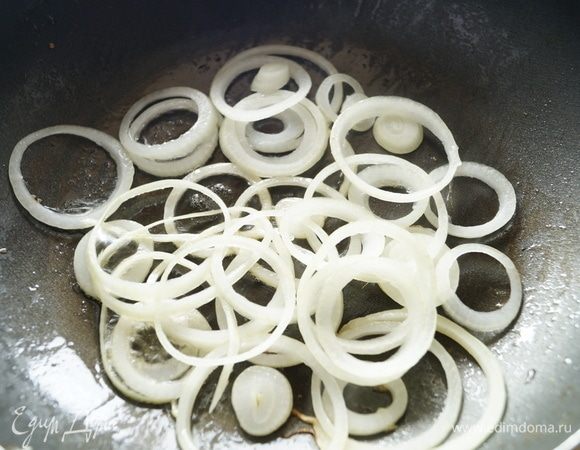 Лук очистить, нарезать кольцами и обжарить на растительном масле до золотистого цвета.