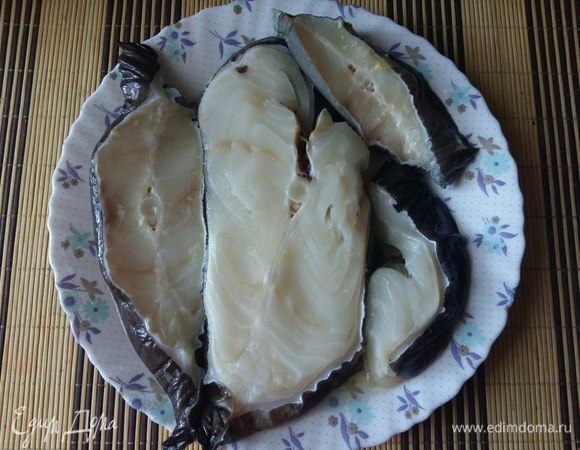 Ну вот, у меня была зубатка шоковой заморозки (800 г), разморозить ее постепенно в холодильнике, обмыть, обсушить бумажными полотенцами от лишней влаги.