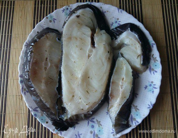 Натереть в обеих сторон солью, перцем. Я часто использую соль, в которой уже добавлены и сушеный чеснок, и кориандр, и петрушка с чабером. Поэтому не удивляйтесь, что рыбка посыпана вроде как травкой, а я ничего не написала в ингредиентах. Но в целом просто используйте соль и перец. Дать полежать минут 10-15.