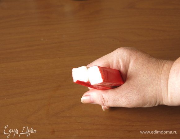 С крабовых палочек снимаем пленку и объединяем по две, белой стороной друг к другу.