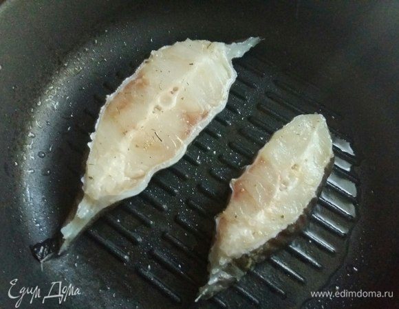 На сковороду налить немножко растительного масла и обжарить рыбку с одной стороны примерно минут 5.