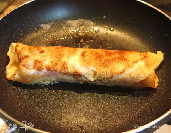 Еще даем омлету прожарится и заворачиваем ролл.