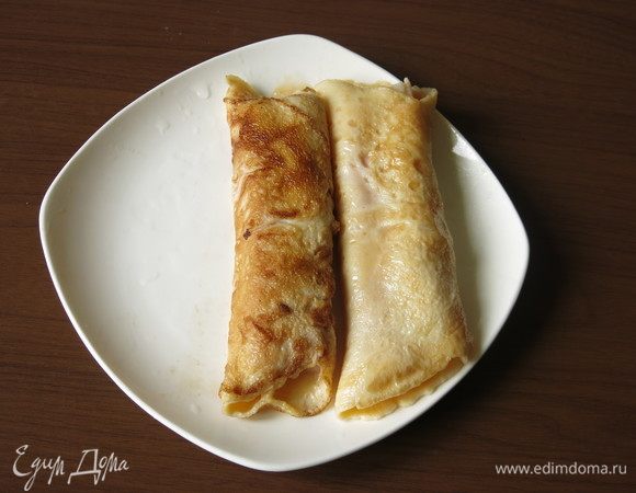 Повторяем действия с остатками омлета и двумя палочками, получается два ролла.