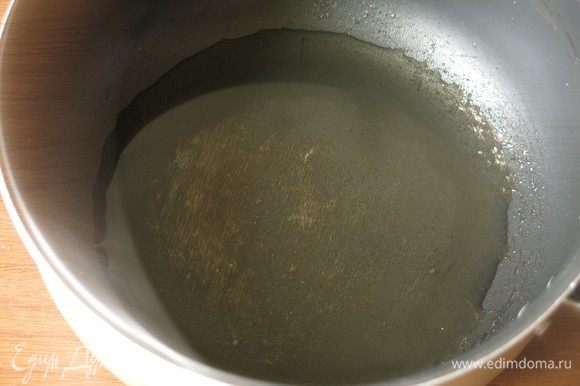 За это время рис сварился, выдерживаем его под крышкой еще минут 10. Готовим заправку: на 200 г сырого риса 2 ст. л. уксуса, растворяем по чайной ложке сахара и соли. Уксус можно немного подогреть для лучшего растворения соли и сахара. Отвариваем яйцо.