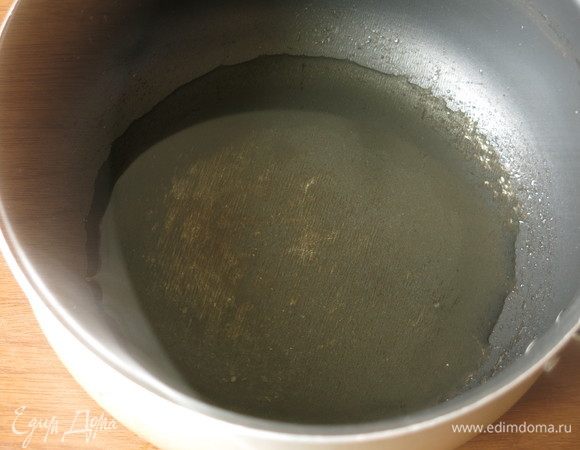 За это время рис сварился, выдерживаем его под крышкой еще минут 10. Готовим заправку: на 200 г сырого риса 2 ст. л. уксуса, растворяем по чайной ложке сахара и соли. Уксус можно немного подогреть для лучшего растворения соли и сахара. Отвариваем яйцо.