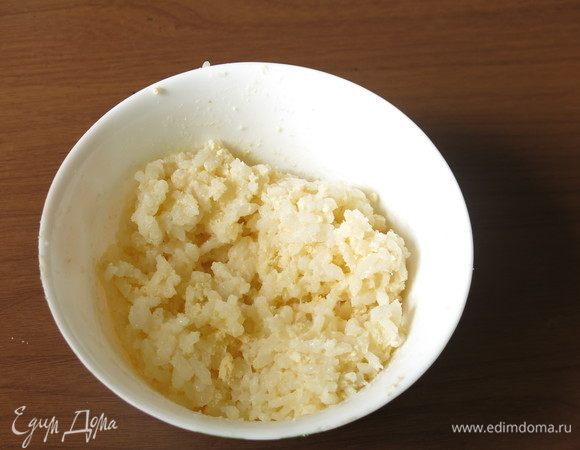 Отделяем 60 г риса, соединяем его с желтком сваренного яйца.