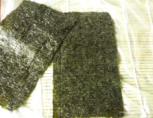 Разрываем нори. Половинка нори по размеру палочки.