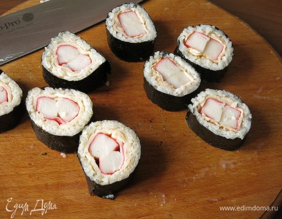 Отрезаем концы, нарезаем ролл на 4 шайбочки.