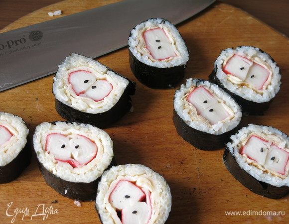 Выкладываем по два семени кунжута — косточки на «яблоко».