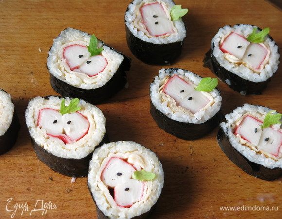 Сверху кладем кусочки зелени. Оптимально положить ростки редьки дайкон или корн салат, у меня салат с горчинкой, по форме не идеален, но по вкусу подходит.